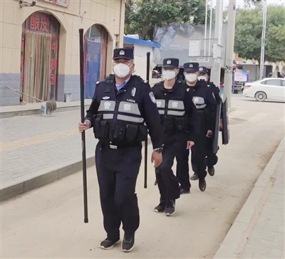     盐池县公安局民警在辖区巡逻。