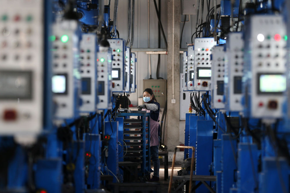 1月31日，工人在重庆市黔江区工业园区一电子科技公司生产车间加工电子元件。新华社发（杨敏摄）