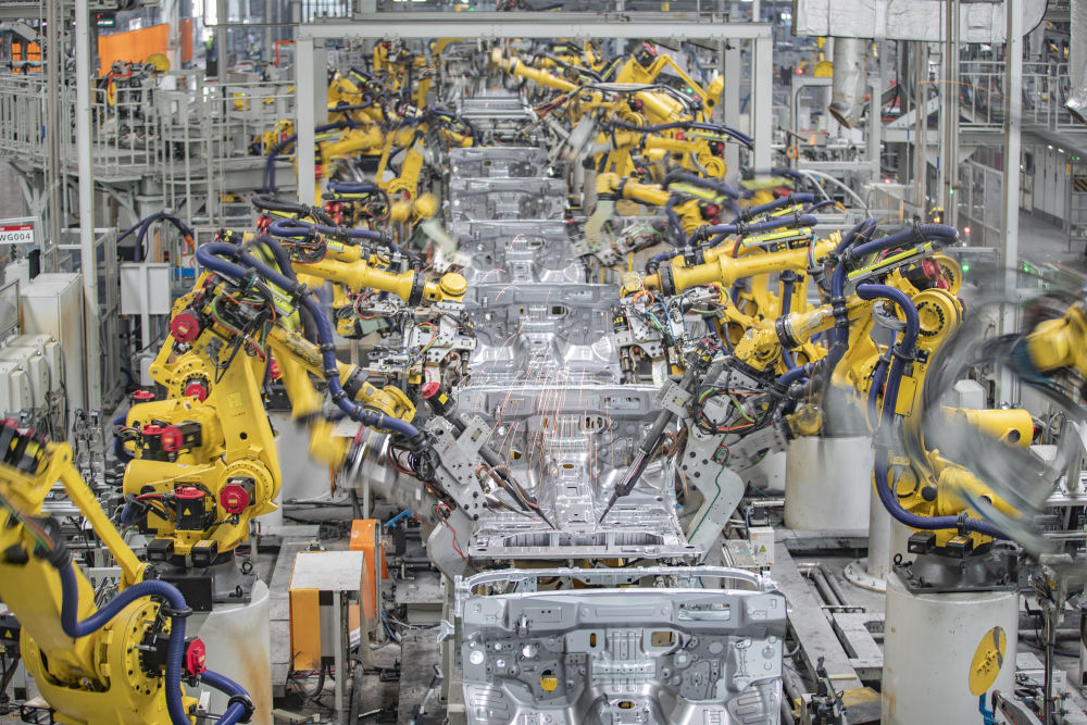 3月1日，在长城汽车重庆永川生产基地焊装车间，智能化焊接机器人在进行焊接作业。新华社记者 黄伟 摄