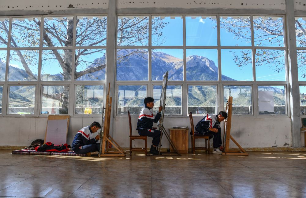 在西藏昌都市卡若区嘎玛乡的民族手工艺培训基地，学员们在学习画唐卡（2020年10月3日摄）。新华社记者 晋美多吉 摄