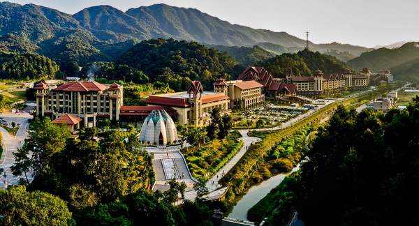 经律论文化旅游小镇(摄影师--梁国劲--经律论温泉小镇全景).jpg