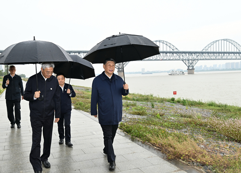 2023年10月10日，习近平在长江国家文化公园九江城区段考察时，冒雨沿江堤步行察看沿岸风貌。