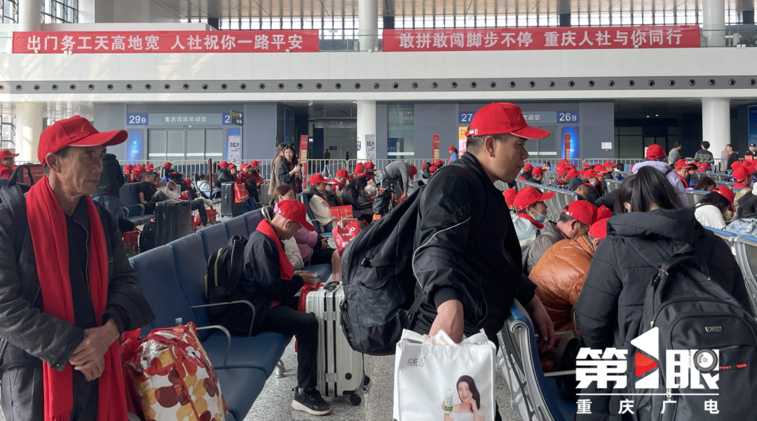 人社局长送到车门口 今年首趟返岗专列发车 近400名川渝务工人员返粤